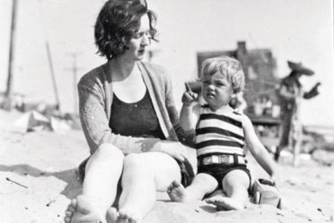 Marilyn, 2 ans, au temps où elle s’appelait Norma Jean, avec sa mère, Gladys. En Californie, 1928.