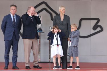 La princesse Charlène de Monaco a fait sa première apparition publique à Monaco depuis le 9 février 2021 en assistant à une course automobile en compagnie du prince Albert II de Monaco et de leurs enfants.