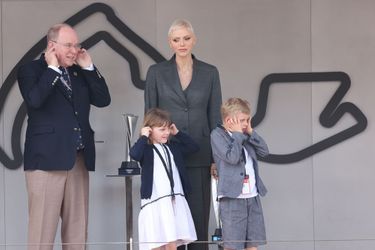 La princesse Charlène de Monaco a fait sa première apparition publique à Monaco depuis le 9 février 2021 en assistant à une course automobile en compagnie du prince Albert II de Monaco et de leurs enfants.