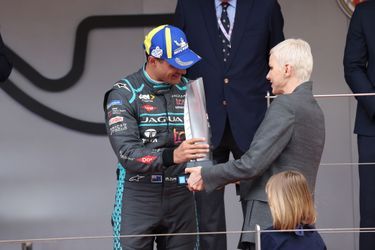 Charlène de Monaco a remis la coupe de deuxième à Mitch Evans (écurie Jaguar TSC Racing). 