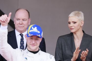 Le prince Albert et Jacques ont remis la coupe au vainqueur de Formula E, Stoffel Vandoorne (écurie Mercedes-EQ Formula E).