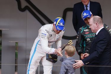 Le prince Albert et Jacques ont remis la coupe au vainqueur de Formula E, Stoffel Vandoorne (écurie Mercedes-EQ Formula E).