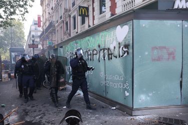 En marge de la manifestation du 1er-Mai à Paris, des groupes violents s&#039;en sont pris à des enseignes de magasins ainsi qu&#039;aux forces de l&#039;ordre.