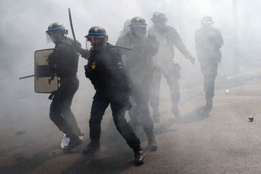 En marge de la manifestation du 1er-Mai à Paris, des groupes violents s'en sont pris à des enseignes de magasins ainsi qu'aux forces de l'ordre.