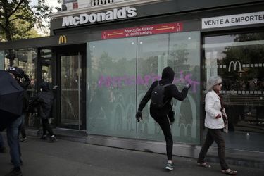 En marge de la manifestation du 1er-Mai à Paris, des groupes violents s'en sont pris à des enseignes de magasins ainsi qu'aux forces de l'ordre.