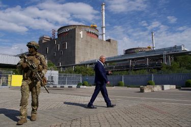 La centrale "fonctionne normalement, en accord avec les normes nucléaires, radioactives et environnementales", assure toutefois sur place le major-général Valéri Vassiliev, spécialiste des questions nucléaires et chimiques, dépêché par Moscou pour sécuriser le site.