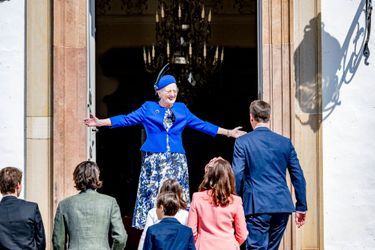 La reine Margrethe II de Danemark accueille le prince Joachim, la princesse Marie et leurs enfants à Fredensborg, le 30 avril 2022