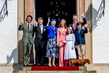 La reine Margrethe II de Danemark avec le prince Joachim, la princesse Marie et leurs enfants à Fredensborg, le 30 avril 2022