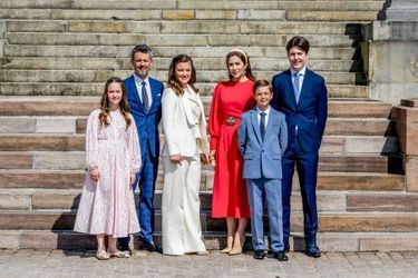 La princesse Isabella de Danemark avec ses parents, ses frères et sa sœur à Fredensborg, le 30 avril 2022