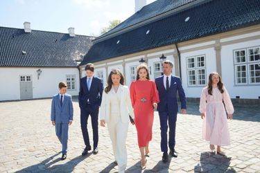 La princesse Isabella de Danemark avec ses parents, ses frères et sa sœur au château de Fredensborg, le 30 avril 2022