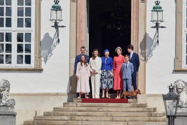 La princesse Isabella de Danemark avec sa grand-mère la reine Margrethe II, ses parents, ses frères et sa sœur, à Fredensborg le 30 avril 2022