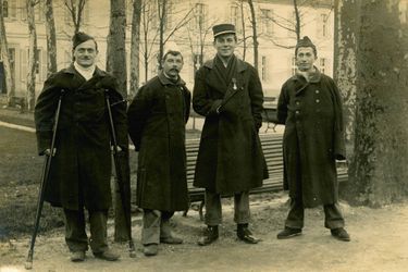 Céline (deuxième à droite), à l&#039;hôpital du Val-de-Grâce, en 1914.