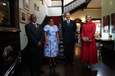 Le comtesse Sophie de Wessex et le prince Edward avec le gouverneur général par intérim de Sainte-Lucie et sa femme à leur arrivée dans les Caraïbes, le 22 avril 2022
