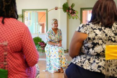 Le comtesse Sophie de Wessex écoute des femmes qui lui parlent de la réponse communautaire à l&#039;éruption de la Soufrière à Saint-Vincent-et-les-Grenadines, le 23 avril 2022