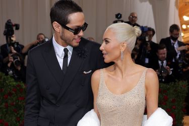 Kim Kardashian porte la robe culte de Marilyn Monroe lors du gala du Met, au bras de son compagnon Pete Davidson. Le 2 mai 2022. 