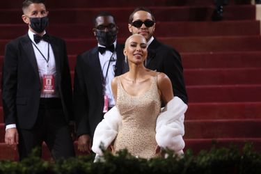 Kim Kardashian porte la robe culte de Marilyn Monroe lors du gala du Met, au bras de son compagnon Pete Davidson. Le 2 mai 2022. 