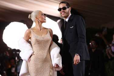 Kim Kardashian (portant une robe de Marilyn Monroe) et son compagnon Pete Davidson au gala du Met à New York, le 2 mai 2022. 