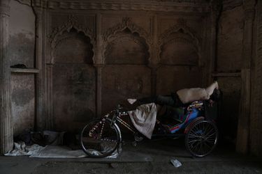 Un homme se repose sur son pousse-pousse à Lucknow, dans l&#039;État indien de l&#039;Uttar Pradesh, le 28 avril.