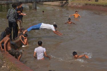 De jeunes pakistanais s&#039;offrent d&#039;un bain dans l&#039;eau du canal de Ramazan-ul-Mubarak pour se rafraîchir à Lahore, le 24 avril.