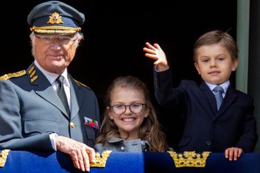 Le roi Carl XVI Gustaf de Suède avec la princesse Estelle et le prince Oscar au balcon du Palais royal à Stockholm, le 30 avril 2022
