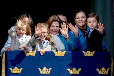 La famille royale de Suède au balcon du Palais royal à Stockholm, le 30 avril 2022