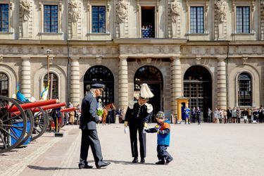 Le roi Carl XVI Gustaf de Suède reçoit des fleurs données par des enfants pour son anniversaire dans la cour extérieure du Palais royal à Stockholm, le 30 avril 2022