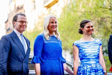 La princesse Mette-Marit de Norvège encadrée du prince Daniel et de la princesse Victoria de Suède à Stockholm, le 2 mai 2022