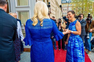 Les princesses Victoria de Suède et Mette-Marit de Norvège complices à Stockholm, le 2 mai 2022