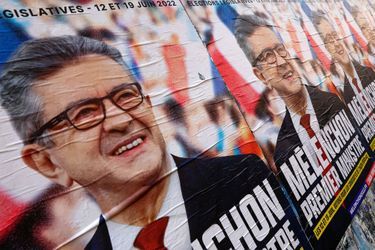 Des affiches montrant Jean-Luc Mélenchon et son appel à devenir Premier ministre.