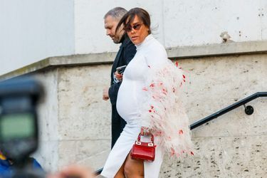 Amel Bent, enceinte, à la sortie du défilé Giambattista Valli lors de la Fashion Week de Paris, le 7 mars 2022.