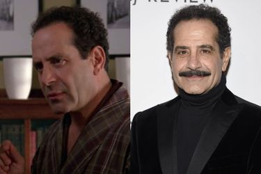 Monk : Tony Shalhoub dans le rôle d'Adrian Monk dans la série sortie en 2002 (à gauche) et en 2022 (à droite) 