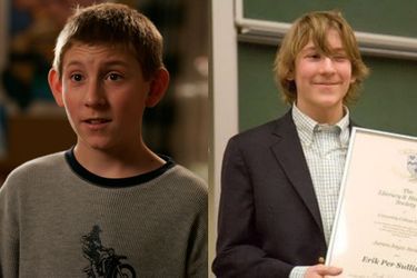 Malcolm : Erik Per Sullivan dans le rôle de Dewey dans la série sortie en 2000 (à gauche) et en 2020 (à droite) 