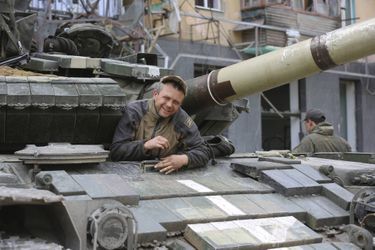 Un soldat pro-russe dans un tank à Marioupol, le 4 mai 2022.