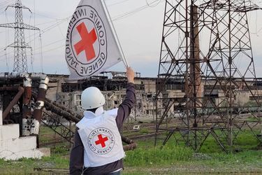 Le drapeau de la Croix-Rouge est agité devant l&#039;usine Azovstal à Marioupol, le 4 mai 2022.
