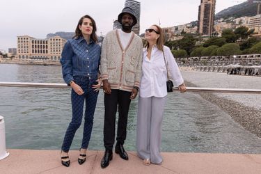 Charlotte Casiraghi, Abd al Malik et Carole Bouquet au défilé Chanel Cruise 2022/2023 à Monte-Carlo, le 5 mai 2022. 