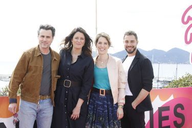 Nicolas Berger-Vachon, Anne Décis, Léa François et Marwan Berreni au photocall de la série "Plus belle la vie" lors de la 5ème saison du festival International des Séries "Canneseries" à Cannes, le 2 avril 2022.