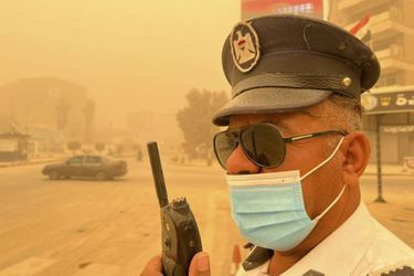 La capitale irakienne est frappée par une tempête de sable qui a fait un mort et plus de 5.000 souffrants, le 5 mai. 