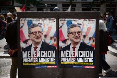 À Paris, le 1er mai. Sur le parcours du traditionnel défilé de la Fête du travail, l’affiche de campagne de l’Union populaire pour les législatives.