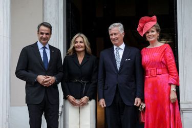 La reine Mathilde et le roi des Belges Philippe avec le Premier ministre grec Kyriakos Mitsotakis et sa femme Mareva Grabowski à Athènes, le 2 mai 2022
