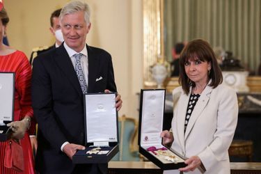La présidente de la République hellénique a remis au roi des Belges Philippe la Grande Croix de l'Ordre du Rédempteur tandis qu'il lui donnait le grand cordon de l'Ordre de Léopold, à Athènes le 2 mai 2022