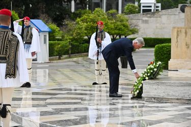 Le roi des Belges Philippe a déposé une couronne devant la tombe du Soldat inconnu à Athènes, le 2 mai 2022