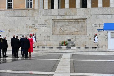Le roi des Belges Philippe et la reine Mathilde devant la tombe du Soldat inconnu à Athènes, le 2 mai 2022