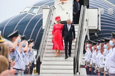 La reine Mathilde et le roi des Belges Philippe à leur arrivée à l'aéroport Eleftherios Venizelos à Athènes, le 2 mai 2022, pour trois jours de visite d'Etat