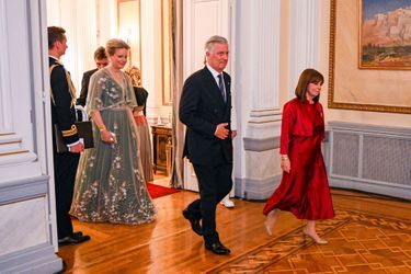 La reine Mathilde et le roi des Belges Philippe à Athènes, le 2 mai 2022, avec la présidente grecque Katerina Sakellaropoulou 