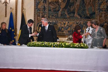 La reine Mathilde et le roi des Belges Philippe lors du dîner d'Etat que leur offrait la présidente grecque Katerina Sakellaropoulou à Athènes, le 2 mai 2022