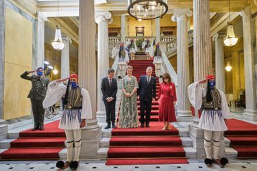 La reine Mathilde et le roi des Belges Philippe à Athènes, le 2 mai 2022, avec la présidente grecque Katerina Sakellaropoulou et son compagnon Pavlos Kotsonis 