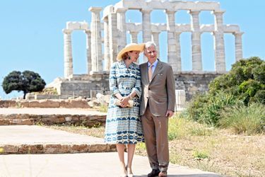 La reine Mathilde et le roi des Belges Philippe devant le temple de Poséidon au Cap Sounion, le 3 mai 2022