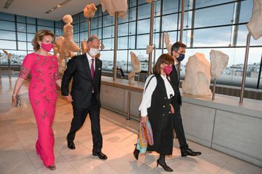 La reine Mathilde et le roi des Belges Philippe au musée de l'Acropole à Athènes, le 3 mai 2022, avec le couple présidentiel grec à qui ils ont offerts un concert, en retour du dîner d'Etat de la veille