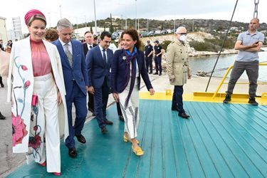 La reine Mathilde et le roi des Belges Philippe ont mis le cap sur l'île de Revithousa lors de la dernière journée de leur visite d'Etat en Grèce, le 4 mai 2022
