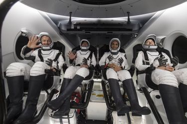 Les quatre astronautes en place dans la capsule Crew Dragon de SpaceX pour retourner sur Terre.